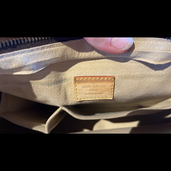AUTHENTIC Louis Vuitton Hudson GM - Picture 4 of 13